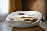 Тапицирана спалня в кремав цвят с четири възглавници на таблата  