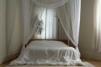 Луксозна спалня с балдахин  